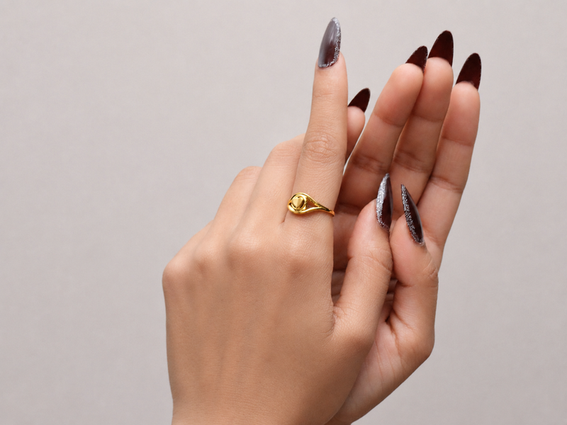 Golden Heart in Oval Frame Ring – view 4